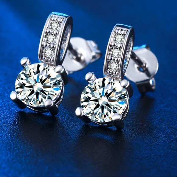 Sale⭐️⭐️🎉Stud CZ Crystals Silver Earrings New - Picture 4 of 4
